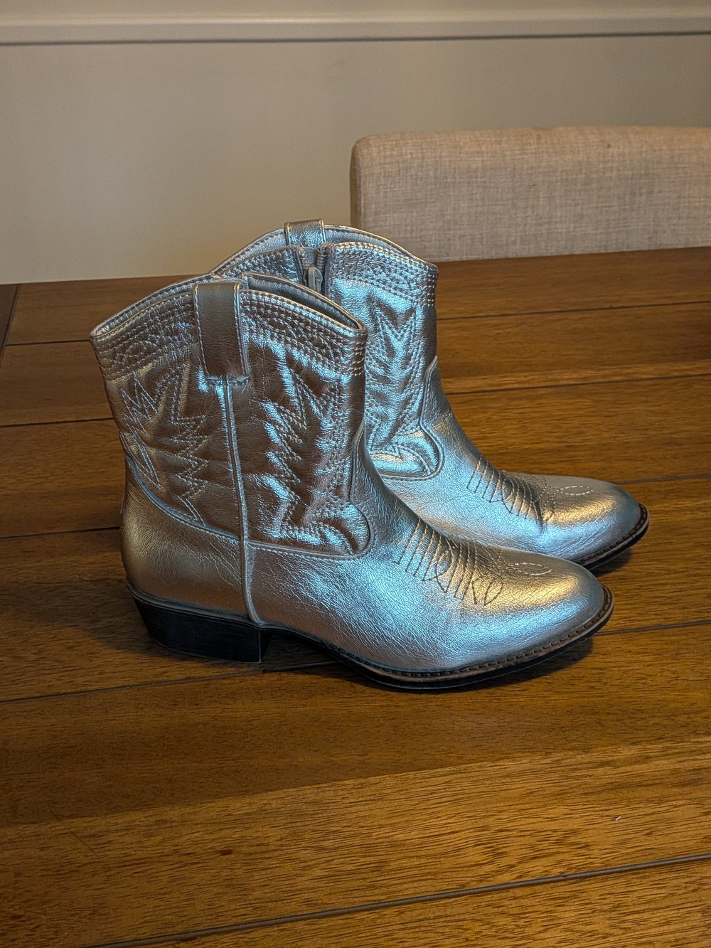 Coconuts by Matisse Silver Metallic Western Cowboy Boots Ankle Booties Sz 6.5